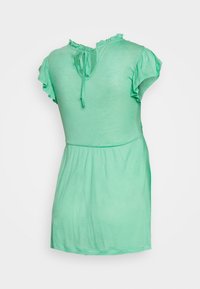 Vestido verde menta de mangas curtas com mangas em babados, detalhe de abertura nas costas em forma de chave e cintura franzida, feito de um tecido suave e leve.