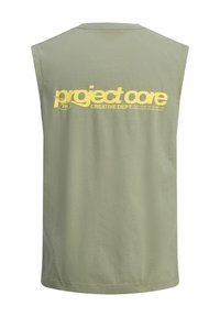 Olivengrøn ærmeløs skjorte i blødt materiale med stor gul tekst på ryggen: "projekt core CREATIVE DEPT." og TM-logo.