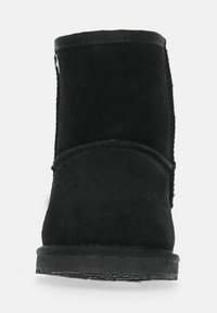 Stivaletto in suede nero con forma arrotondata, texture morbida e dettagli cuciti lungo le cuciture. Suola in gomma piatta e senza hardware visibile.