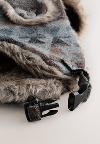 Next TRAPPER - Hut - grey navajo style