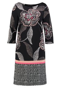 Robe noire à motif floral avec des manches 3/4, ornée d'accents roses et d'un ourlet texturé noir et blanc. Fabriquée en tissu léger.
