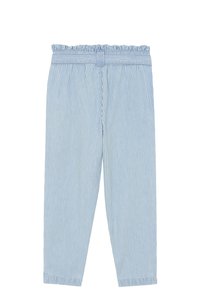 Pantalons rayés bleu clair avec une taille élastique à volants et des jambes fuselées. Le tissu est léger, avec de fines rayures blanches.