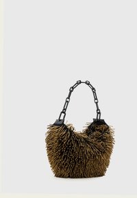 Čierna kabelka s textúrovaným povrchom zlatých kovových hrotov. Má robustný čierny reťazový rukoväť a zaoblený tvar.