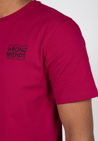 Wrong Friends VICHY - Triko s potiskem - pink