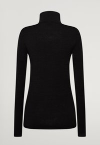 Maglione a collo alto nero con maniche lunghe, realizzato in un morbido tessuto lavorato a maglia, con un design aderente e una texture liscia.