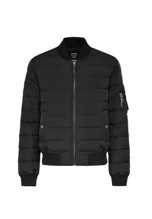 Czarna kurtka puchowa z zamkiem z przodu, ściągaczami przy mankietach i u dołu, bocznymi kieszeniami oraz kieszenią na rękawie zapinaną na zamek. Gładka tekstura i pikowany wzór.