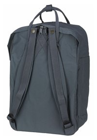 Zaino grigio scuro realizzato in tessuto resistente. Presenta una maniglia superiore, spallacci imbottiti e una tasca laterale per lo stoccaggio. Design semplice.