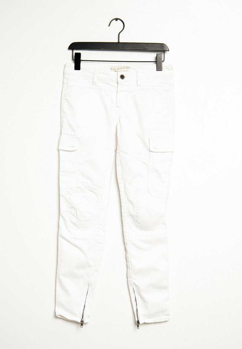 Białe spodnie cargo wykonane z mieszanki bawełny, z bocznymi kieszeniami, z przodu zapinane na guzik i zamek błyskawiczny oraz z suwakami na hemach, umożliwiającymi regulację dopasowania.