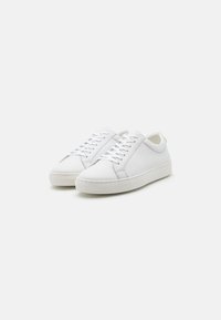 Weiße Ledersneaker mit runder Zehenpartie, strukturiertem weißen Gummisohle, flachen Schnürsenkeln und minimalistischem Design. Klare Linien und keine sichtbare Markenkennzeichnung.