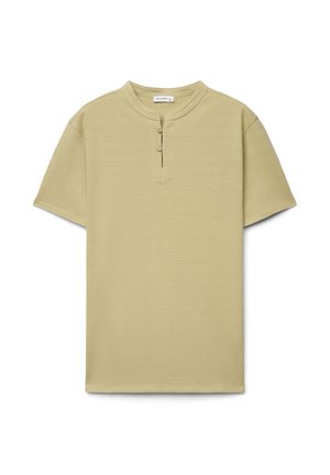 Chemise Henley beige à manches courtes avec un col rond et une patte à deux boutons, présentée sur un fond blanc.