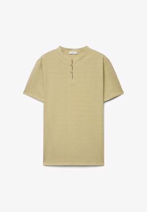 Kurzärmliges beige Henley-Shirt mit rundem Ausschnitt und zweiknöpfiger Knopfleiste, auf weißem Hintergrund dargestellt.