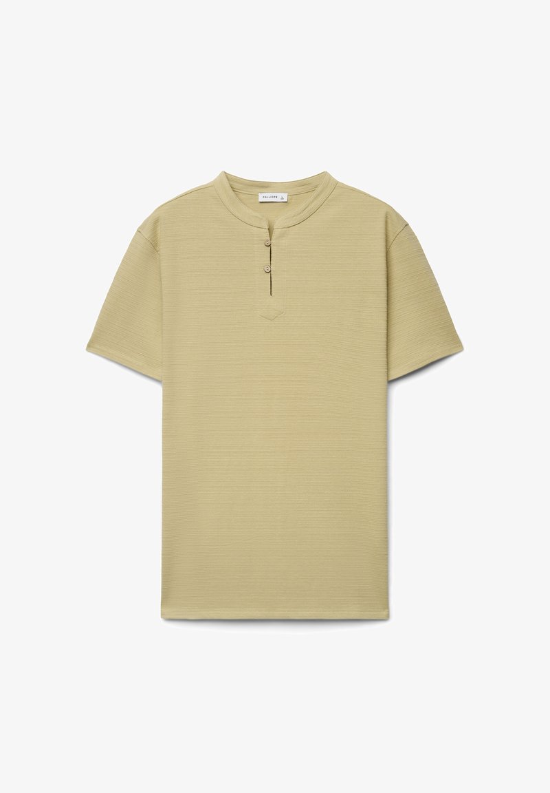 Chemise Henley beige à manches courtes avec un col rond et une patte à deux boutons, présentée sur un fond blanc.