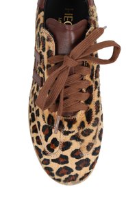 Sneaker w print w panterę z brązowymi sznurówkami, skórzanymi akcentami i teksturowaną górą z sztucznego futra. Okrągły nos i teksturowana podeszwa.