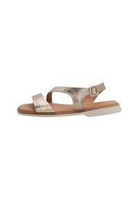 Metallieke gouden sandalen met twee voorkanten banden en een verstelbare enkelband; gestructureerde bovenkant, lichtbruine binnenzool en een platte witte rubberen zool.