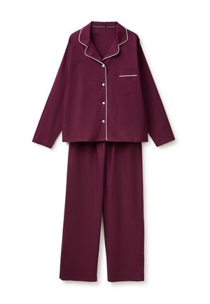 Donkerpaarse lange mouwen pyjamablouse met knopen en witte biezen, en bijpassende losse broek op witte achtergrond.