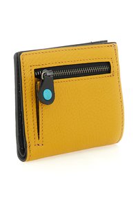 Portafoglio bifold giallo in pelle con una tasca con zip nera e un dettaglio con bottone turchese sul tirazip.