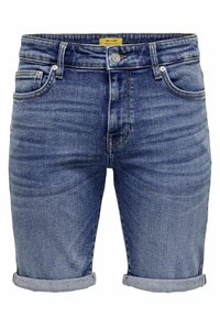 Pantalones cortos de mezclilla en azul medio. Cuenta con un diseño clásico de cinco bolsillos, puños enrollados y un leve desgaste en la tela. Incluye herrajes de metal.