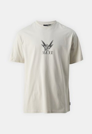Kremno bombažno majico z grafično zasnovo cheruba in kril ter besedo "AMOUR" v črnem besedilu pod sliko.