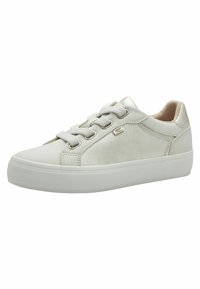 Sneaker bianco con tessuto testurizzato e accenti lisci, presenta lacci piatti, punta arrotondata e suola in gomma ribassata. Dettaglio del logo metallico.