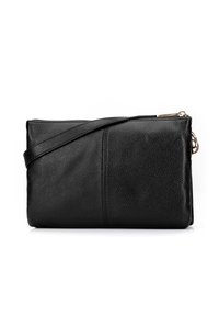 Černá kožená crossbody taška s texturovaným povrchem, zipovým uzávěrem a odnímatelným popruhem. Disponuje minimalistickým designem a elegantním tvarem.