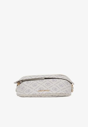 Rechteckige beige Carlo Collucci Clutch mit wiederholtem Logo-Muster, goldener Markenprägung und oberem Reißverschlussverschluss.