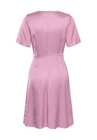 Robe courte en satin rose clair à manches courtes avec taille cintrée et jupe évasée, vue de dos sur fond blanc.
