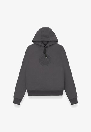 Sudadera gris con capucha y cordón, con un logo circular en el frente. Confeccionada con tela suave y puños y borde acanalados.