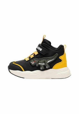 Sneaker alte nere e gialle con texture in rete, dotate di un design di dinosauro sul lato, lacci elastici e colletto imbottito.