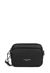 Borsa a tracolla in pelle nera con due compartimenti con zip, hardware argentato e logo "Lancaster Paris" in rilievo sulla parte frontale.