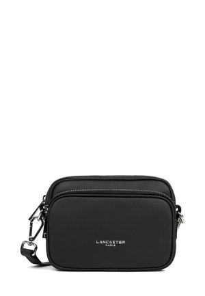 Borsa a tracolla in pelle nera con due compartimenti con zip, hardware argentato e logo "Lancaster Paris" in rilievo sulla parte frontale.