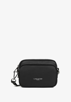 Borsa a tracolla in pelle nera con due compartimenti con zip, hardware argentato e logo "Lancaster Paris" in rilievo sulla parte frontale.