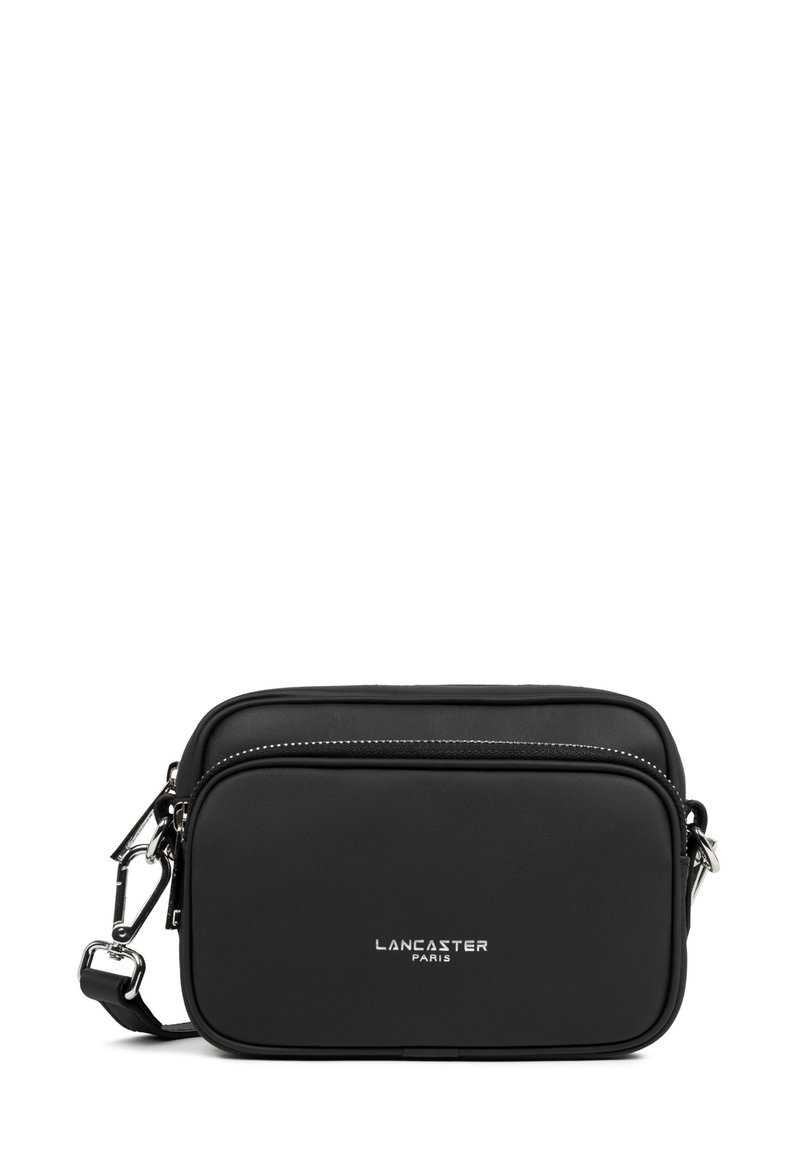 Borsa a tracolla in pelle nera con due compartimenti con zip, hardware argentato e logo "Lancaster Paris" in rilievo sulla parte frontale.