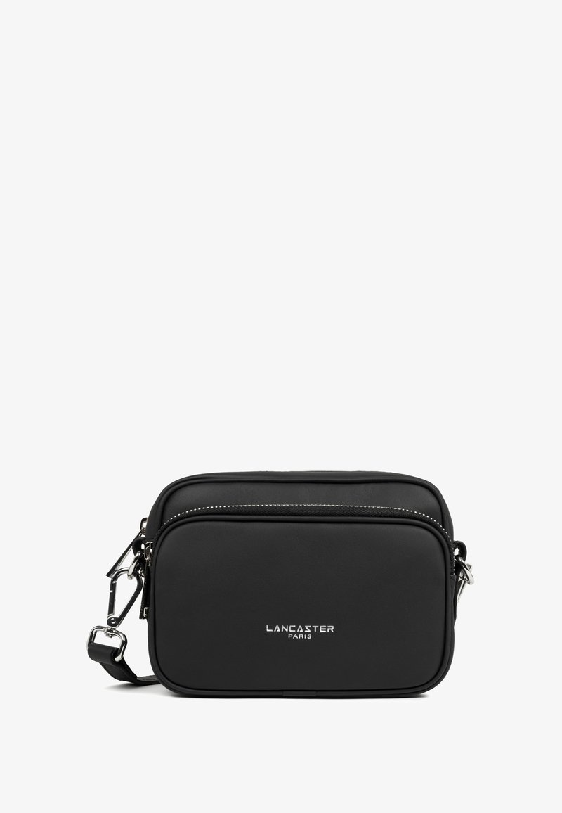 Borsa a tracolla in pelle nera con due compartimenti con zip, hardware argentato e logo "Lancaster Paris" in rilievo sulla parte frontale.