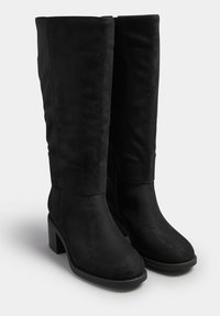 Botas negras hasta la rodilla hechas de suave ante, con puntera redonda, tacón ancho y superficie lisa. Sin hardware ni patrones visibles.