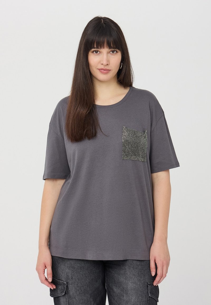 Terranova CON TASCHINO CON STRASS - T-shirt con stampa - grigio scuro
