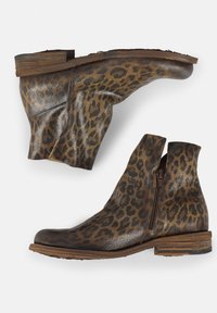 Stivaletti alla caviglia in stampa leopardata realizzati in pelle marrone-grigia testurizzata, con una cerniera laterale e un tacco in legno impilato.