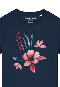 T-shirt en coton bleu marine avec un imprimé floral en rose, rouge et bleu canard, présentant de grandes fleurs et des motifs de feuilles complexes à l'avant.