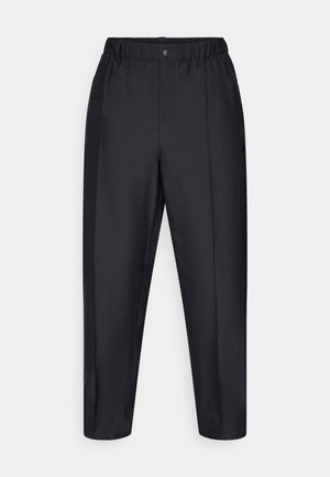 Pantalon noir structuré en tissu lisse. Comprend une ceinture élastique, une fermeture à bouton et une coupe droite avec des coutures latérales.
