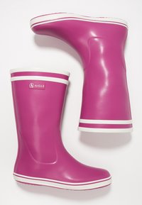 Rosa gummistövlar med vita detaljer och ränder, med en slät yta och ett högt, böjt skaft för vattentät skydd.