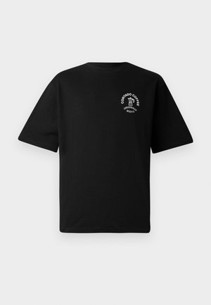 Juodas trumpomis rankovėmis marškinėliai su mažuoju baltu logotipu ant krūtinės, kuriame pavaizduotas kavos puodukas ir tekstas "Cortado Coffee Original 2013."