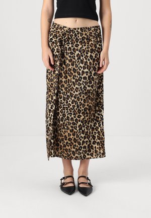 Maxikjole med leopardmønster og omslagsdesign, som har en sideslisse. Laget av glatt stoff, har den svarte detaljer og en luftig passform.