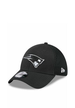 Schwarze Baseballkappe der New England Patriots mit weißem Logo auf der Vorderseite und Netzrückseiten, New Era-Logo an der Seite.