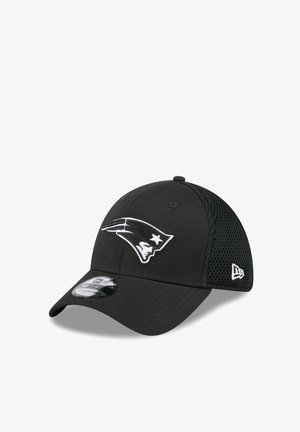 Schwarze Baseballkappe der New England Patriots mit weißem Logo auf der Vorderseite und Netzrückseiten, New Era-Logo an der Seite.