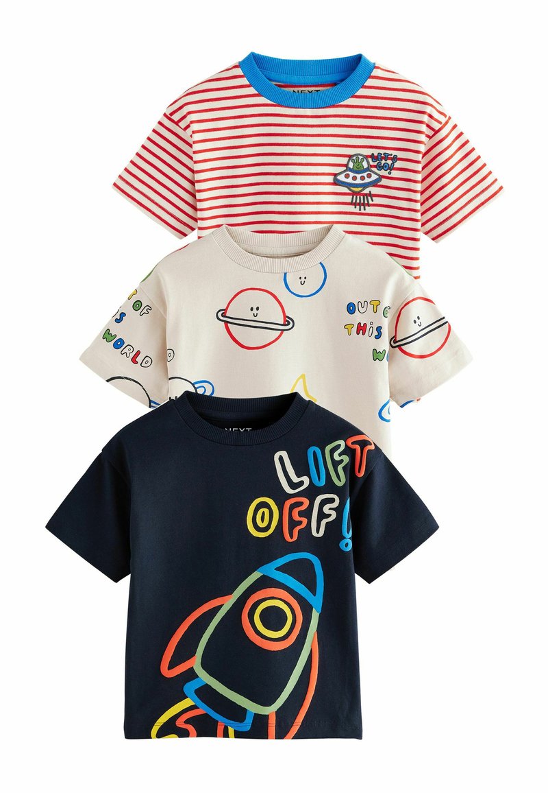 Trei tricouri cu mânecă scurtă: unul cu dungi roșii și un OZN, unul crem cu grafica unor planete colorate, și unul albastru închis cu textul "LIFT OFF!" și un design de rachetă.