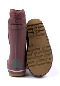 Lila gumicsizma, texturált talppal, cikkcakk mintával, szürke sarokrészlettel és összeszorítható felső résszel a vízállóság érdekében.