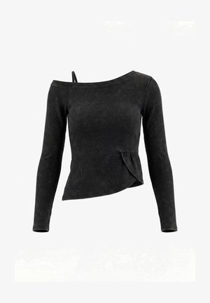 Bluză neagră, cu mâneci lungi, cu model pe bretea lăsată pe umărul stâng și tiv stratificat suprapus pe partea dreaptă.