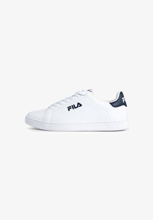 Sneaker bianca in pelle con punta rotonda, lacci piatti e dettaglio blu navy sul tallone. Presenta il logo Fila sul lato e suola in gomma testurizzata.