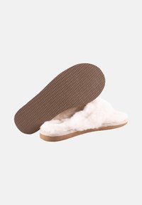 Pantofole bianche e soffici con suola in gomma beige, design piatto e parte inferiore texturizzata. Il materiale morbido copre la parte superiore per un comfort ottimale.