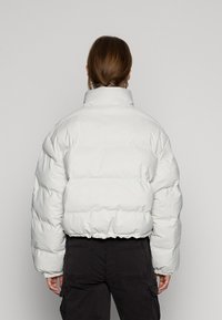 Weekday PROMIS SHORT PUFFER JACKET - Casaco de inverno - cream