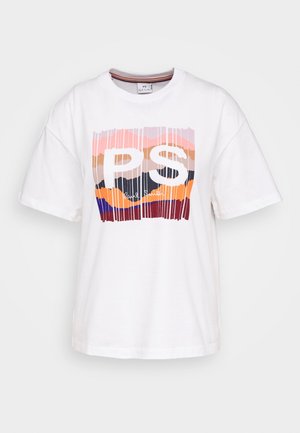 Weißes T-Shirt mit kurzen Ärmeln, bunten abstrakten Streifen und großen "PS"-Buchstaben mittig auf der Brust, darunter eine kleine Signatur.